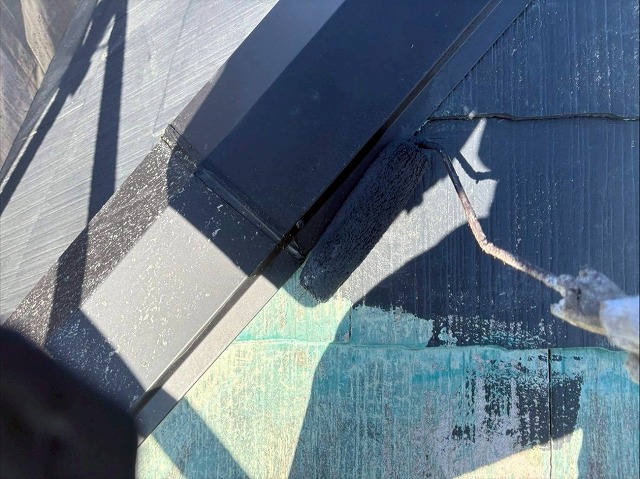 笛吹市でスレート屋根にベスコロフィラーで下塗り塗装を行う様子