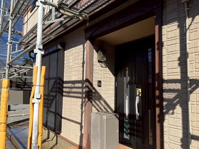 西八代郡市川三郷町で戸建て住宅の玄関周辺に足場を仮設する様子