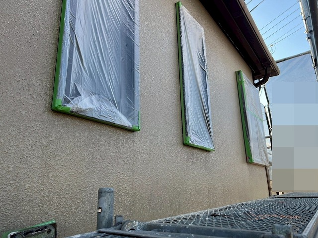 西八代郡市川三郷町で外壁塗装前に付帯部に養生をかける様子