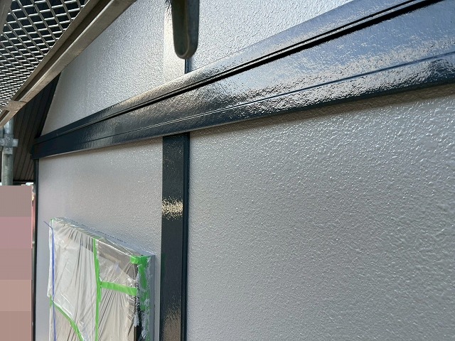 西八代郡市川三郷町で幕板塗装（帯飾り塗装）を行う様子（ビフォーアフター）