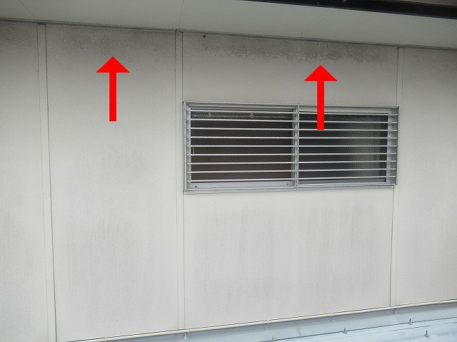 西八代郡市川三郷町でモルタル外壁が黒ずんでいる様子(カビの発生)