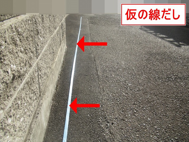甲府市で駐車禁止のライン引き・文字入れを行う様子（アトムライン）