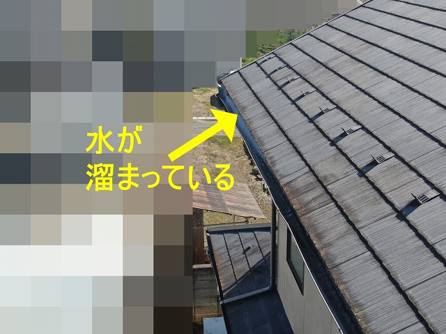 南アルプス市で雨樋(軒樋)が雪の重みで歪み、水が溜まっている様子