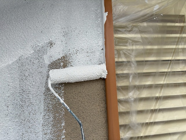 外壁の下塗り作業