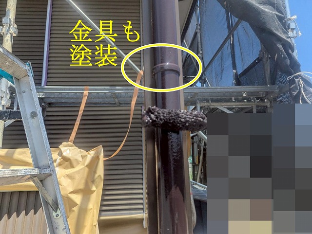 金具付近の竪樋塗装