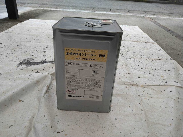 甲府市でひび割れのある基礎に塗装（下塗り）の際使用した塗料