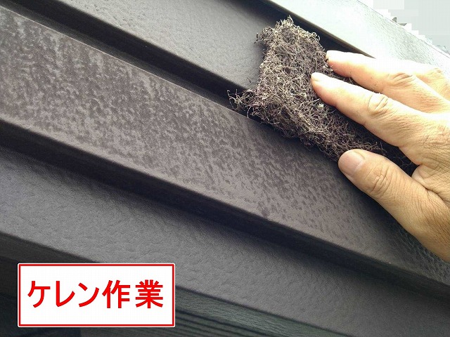 甲府市で破風(はふ)をケレン作業する様子