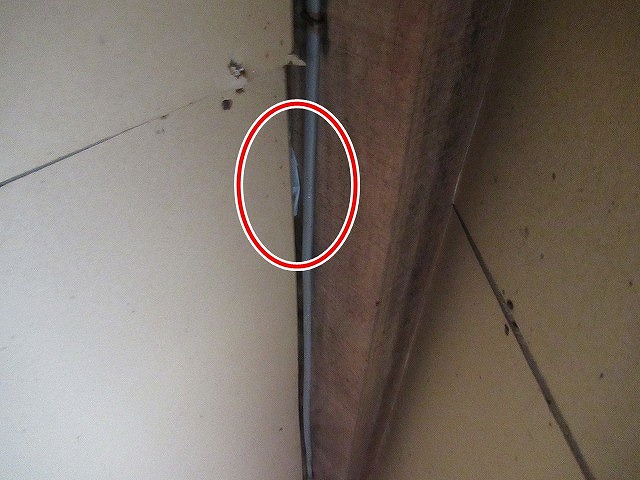 北杜市で天井の端からビニール(断熱材の端)が見える様子
