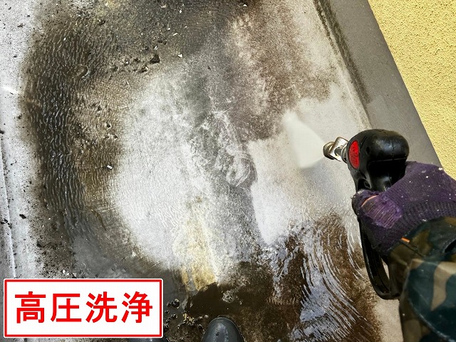 笛吹市でベランダ(バルコニー)の床を高圧洗浄する様子