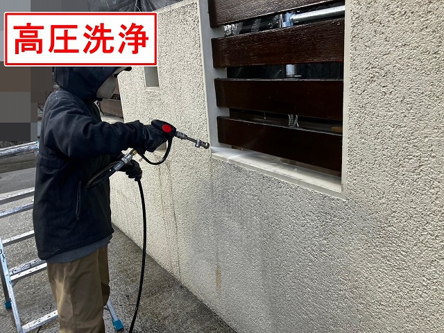 笛吹市でクラック(ひび割れ)の目立つ擁壁に高圧洗浄を行う様子