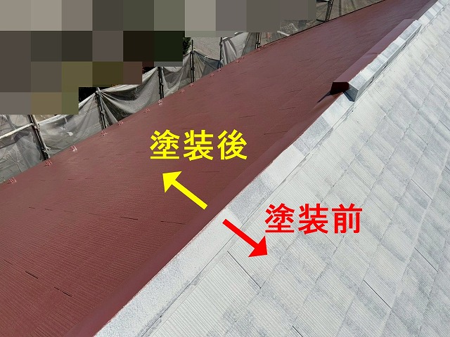 南アルプス市でスレート屋根にファインパーフェクトベストを塗装（中塗り）する様子