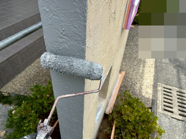 南アルプス市で目隠し擁壁にパーフェクトトップSiのグレーを塗装する様子