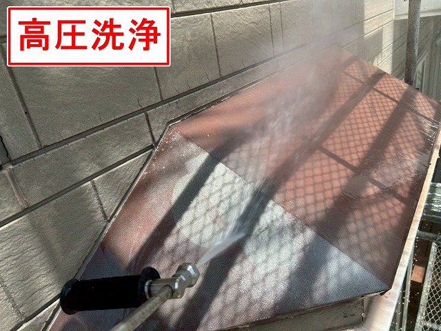 南アルプス市で付帯部(出窓の屋根)を塗装メンテナンスする様子(高圧洗浄)