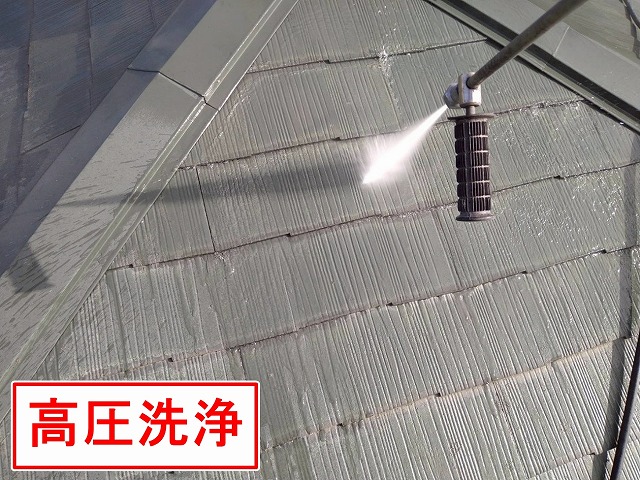 北杜市で別荘の色あせたコロニアル屋根に高圧洗浄を行う様子