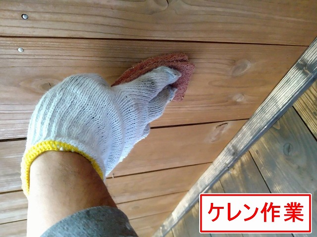 北杜市で別荘の軒天塗装の際にケレン作業を行う様子