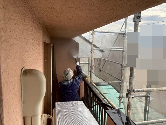 笛吹市で外壁を高圧洗浄する様子