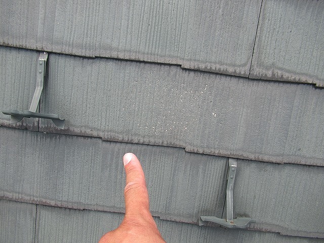 北杜市でスレート屋根（コロニアル屋根・カラーベスト屋根）の色あせ・塗膜剥がれ