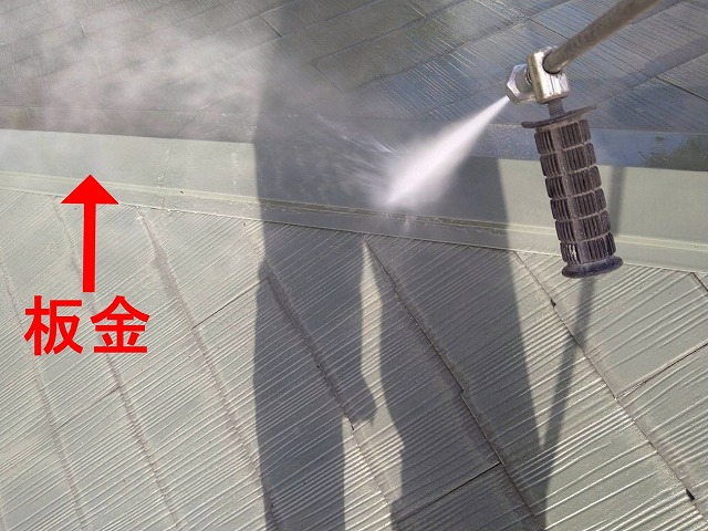 北杜市で別荘の色あせたコロニアル屋根（板金）に高圧洗浄を行う様子