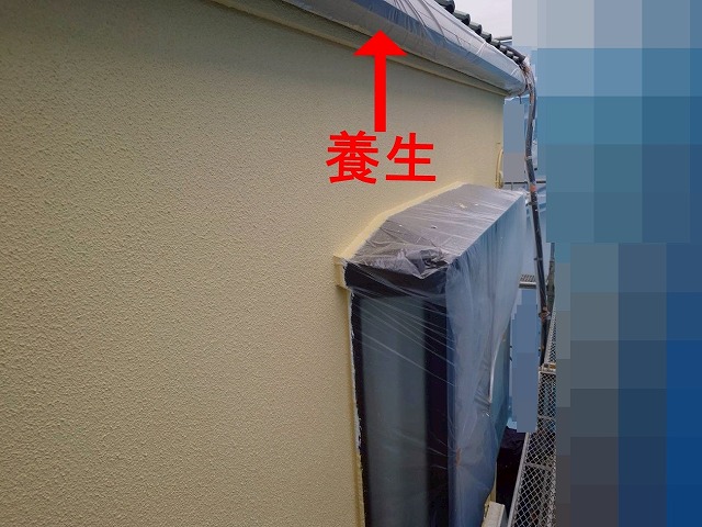 西八代郡市川三郷町で外壁塗装の際に雨樋に養生をかける様子