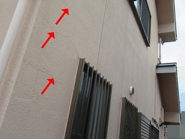 笛吹市でモルタル外壁に発生したヘアークラック（ひび割れ）