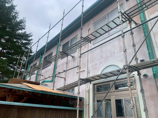 南都留郡富士河口湖町で観光ホテルのALCパネル外壁を塗装！まずはフィラーで下塗り！