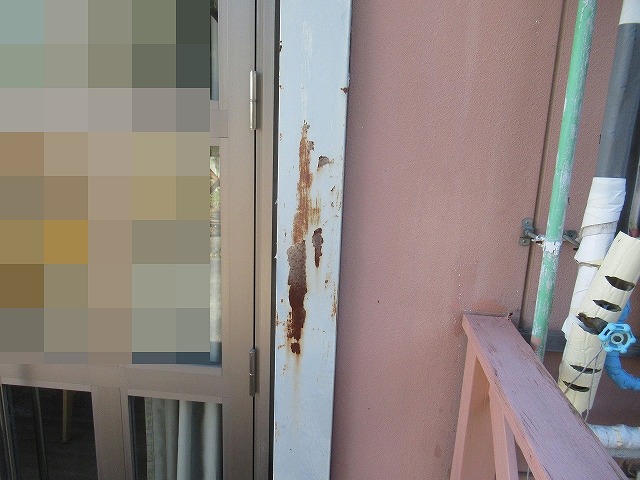 南都留郡富士河口湖町で鉄部のドア飾りが錆びている様子（もらい錆びあり）