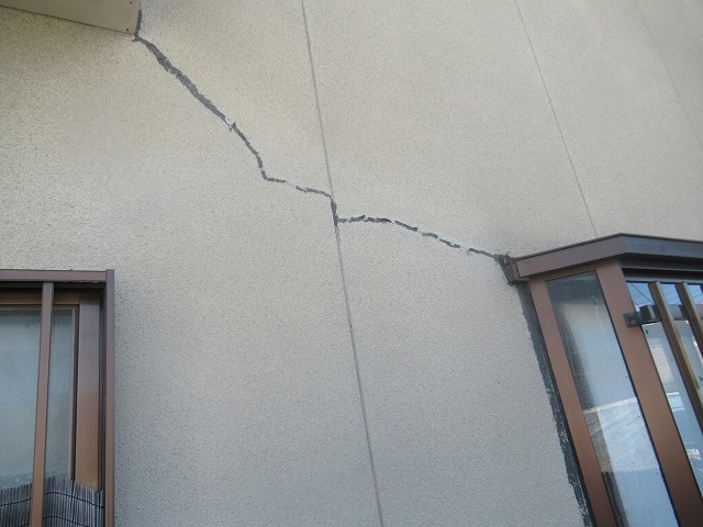 窓上へ伸びる外壁クラック
