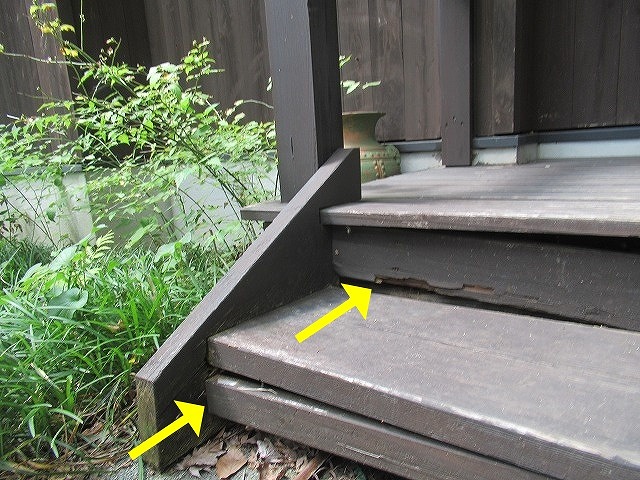 北杜市で外部にある破損した木製階段（木部階段）