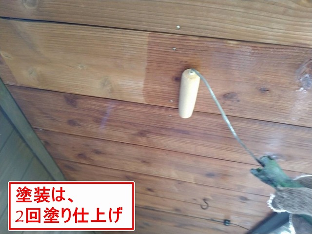 北杜市で別荘の軒天塗装にキシラデコールを使用する様子