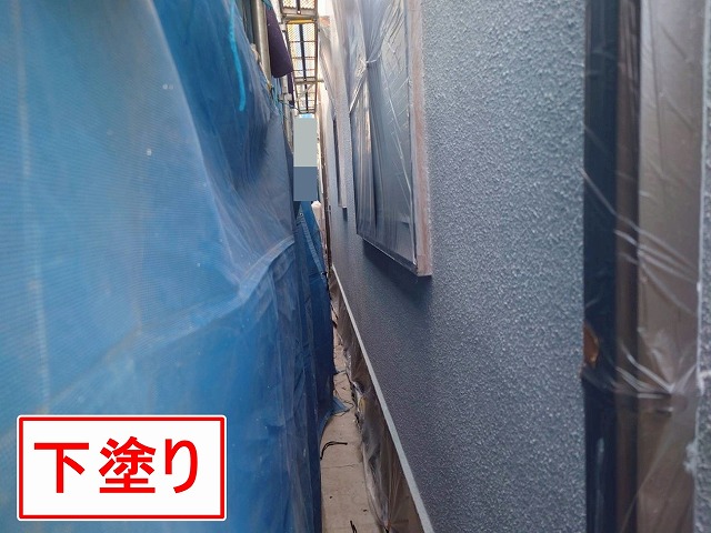 西八代郡市川三郷町でモルタル外壁塗装で、下塗り(パーフェクトフィラー)を行う様子