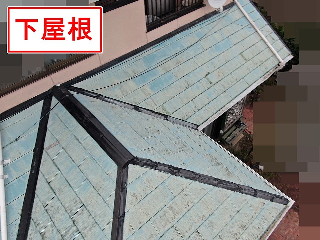 笛吹市でコロニアル屋根（下屋根）の調査時に塗膜劣化・苔が繁殖している様子