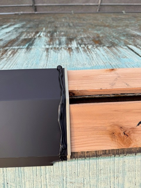 笛吹市で板金交換を行う様子(板金をシーリング・コーキングで密着)