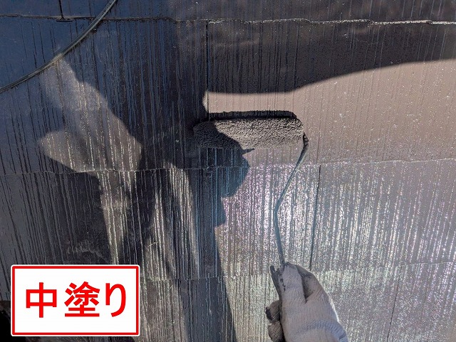 笛吹市でスレート屋根にファインパーフェクトベストで中塗り塗装を行う様子