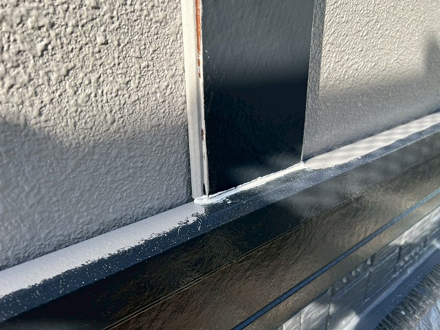 西八代郡市川三郷町で幕板塗装（帯飾り塗装）を行う様子（シーリング処理）