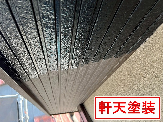 西八代郡市川三郷町で色あせた軒天にケンエース塗料で塗装する様子