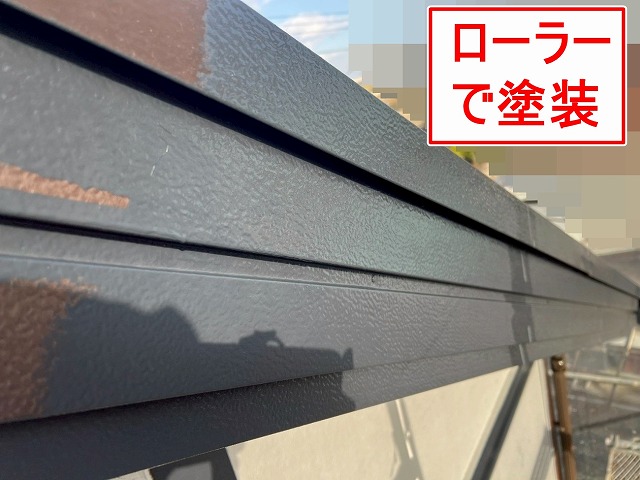 西八代郡市川三郷町で色あせた窯業系の破風を刷毛で塗装する様子