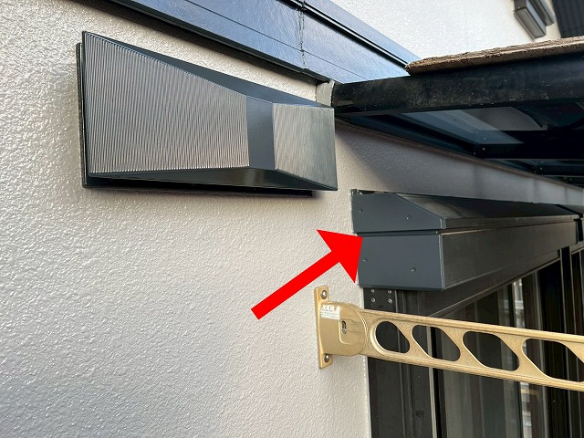 西八代郡市川三郷町でシャッターBOXにケレン作業・シリコン塗装を行う様子