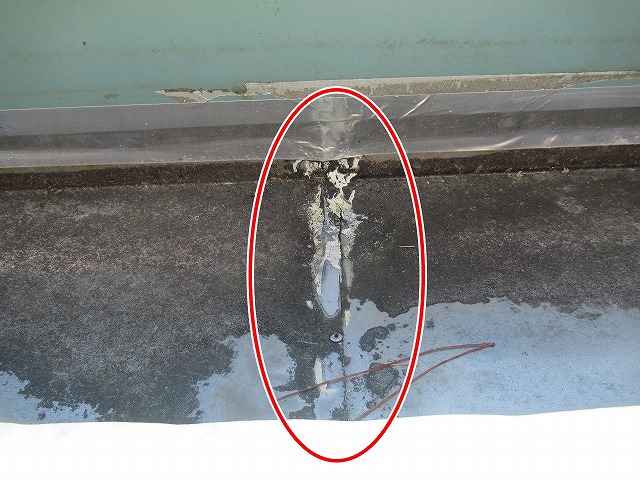 南都留郡富士河口湖町で観光ホテルの箱樋（雨樋）の継ぎ目にシーリング補修（コーキング補修）を行う様子