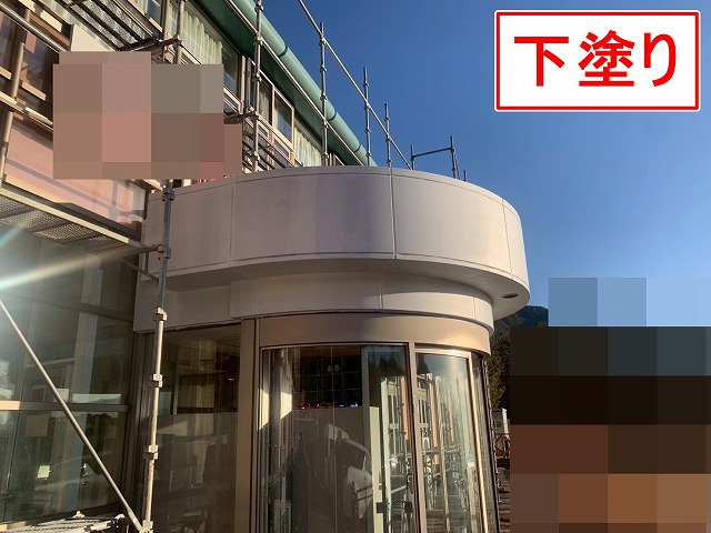 南都留郡富士河口湖町で金属製の玄関上ポーチにケレン作業・下塗りを行う様子