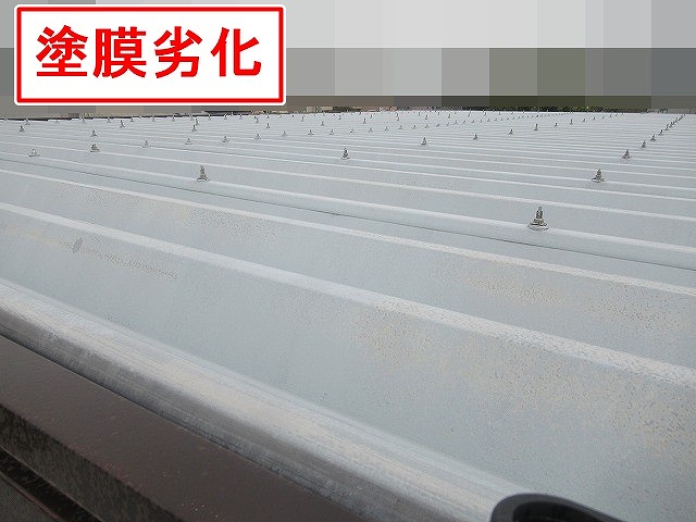 西八代郡市川三郷町で折板屋根の塗膜が劣化している様子
