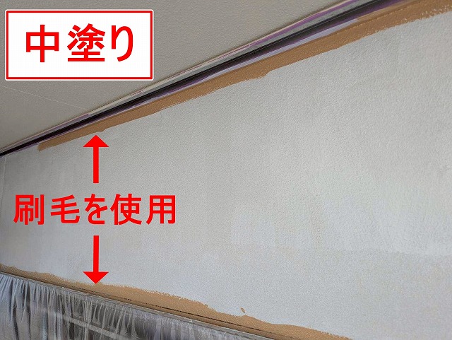 西八代郡市川三郷町でモルタル外壁にファインパーフェクトトップで中塗りする様子