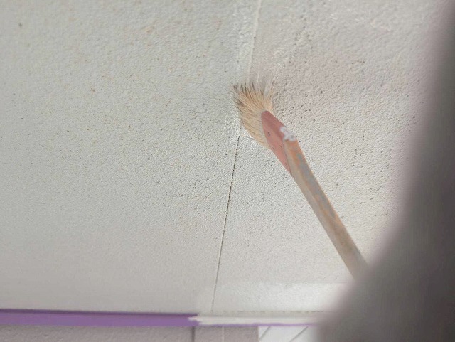 西八代郡市川三郷町で軒天塗装を行う様子（ケンエース塗料で2回塗り仕上げ）