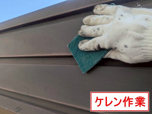 西八代郡市川三郷町でパラペット塗装の際にケレン作業（研磨・目粗し）を行う様子