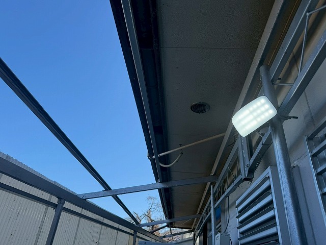 西八代郡市川三郷町でテラスの波板屋根・波板外壁（ポリカ）を交換する様子