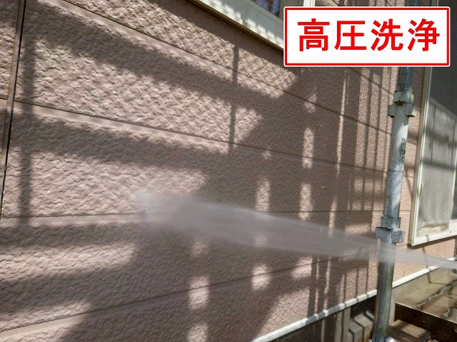 山梨市でサイディング外壁に無機塗料でカラーチェンジする様子(高圧洗浄)