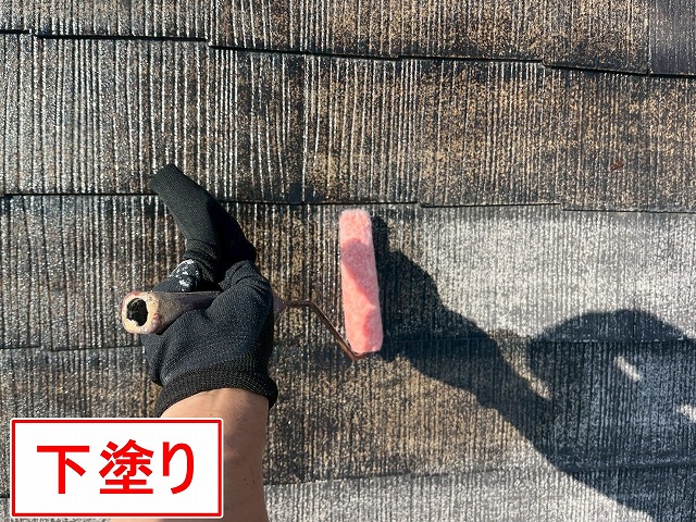 山梨市でコロニアル屋根（スレート屋根）の無機塗装（下塗り）を行う様子