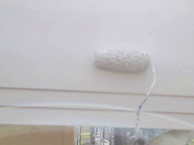 山梨市で塗膜が劣化してくすみ・変色・塗膜が剥がれている破風・鼻隠しを塗装する様子