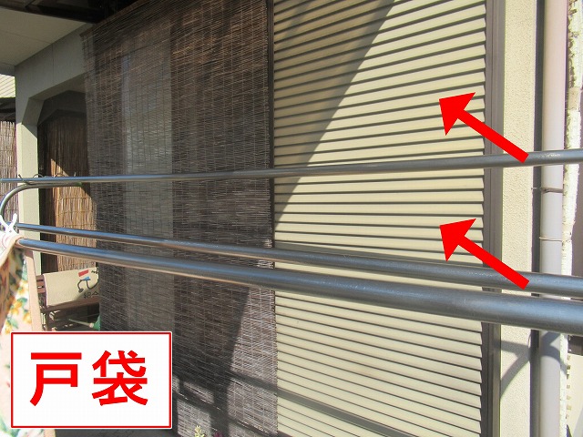 南アルプス市で住宅調査の際に確認した雨戸戸袋の色あせ