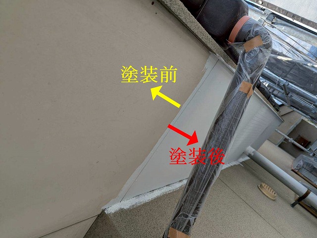 南アルプス市で軒天をケンエース塗料で塗装する様子(ローラーで平面を塗装)