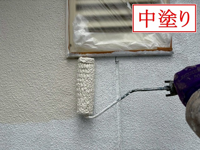 外壁の中塗り作業